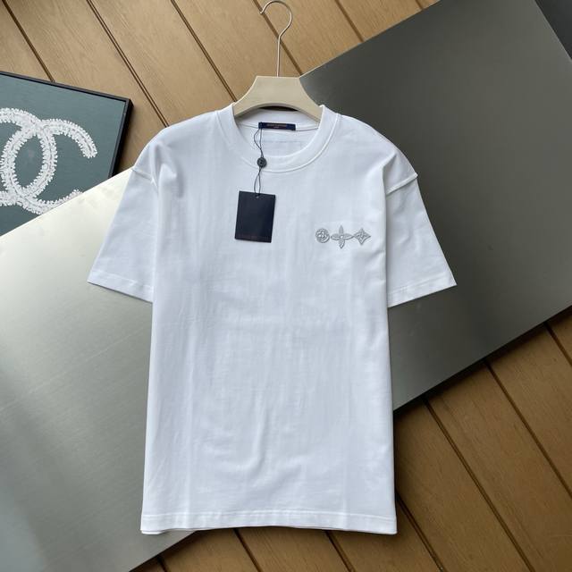 专柜还原顶级复刻版 Louis Vuitton 路易威登Lv 2025新款多巴胺Logo刺绣款短袖圆领T恤 1面料采用320G %纯棉双纱面料 同缸定染特种加粗