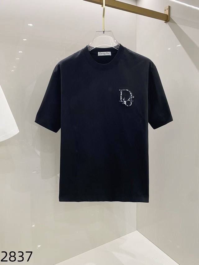 迪奥刺绣休闲圆领短袖T恤 购入原版开模打造，全套定制辅料，细节决定成败。 面料: 采用280克双纱定制定染原版纯棉 辅料: 原版吊牌辅料+白线吊领 男女同款均可