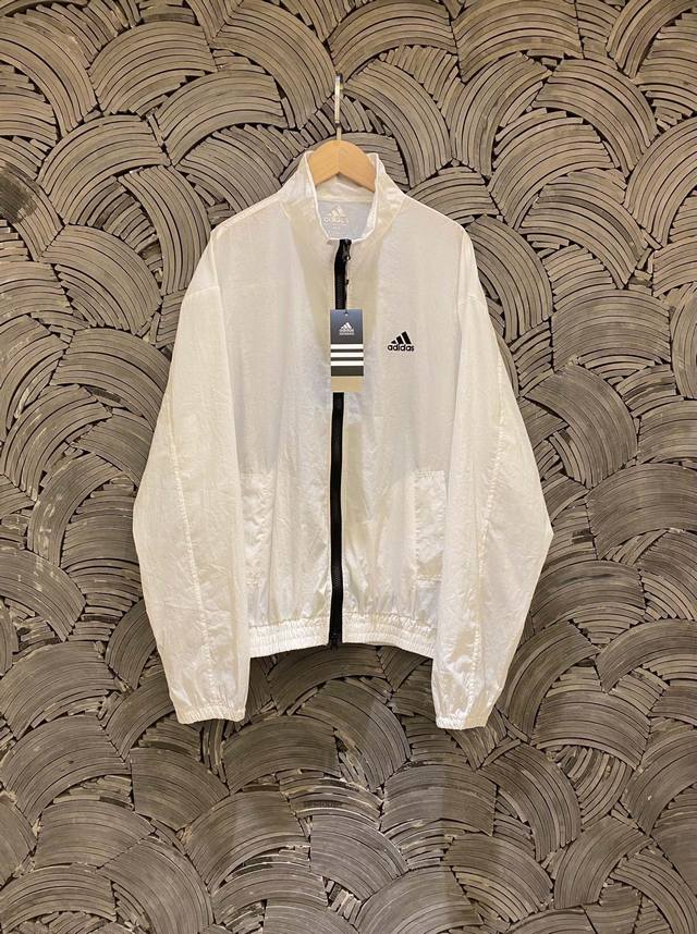 adidas阿迪达斯 韩国高品质双拉链防晒衣海外款短款冲锋衣立领薄款皱感面料运动拉链机能落肩外套情侣款 Color: 白色 Size: M-Xl M 肩宽50