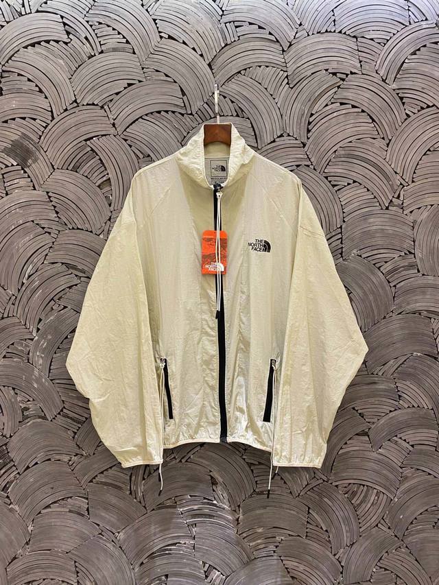tnf北面 石灰色立领设计款拼接高品质防晒薄款透气冲锋衣夹克拉链外套情侣款 Color: 浅灰 Size: M-Xl M 肩宽60 胸围124 衣长69 Cm