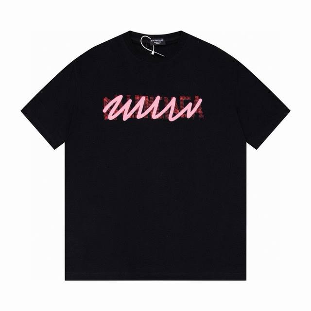 balenciaga 巴黎世家 粉色模糊字幕情侣短袖T恤 采用260克双砂面料 三针五线做工，领口包包边条 今年火爆的品牌 看到了就忍不住要自留一件 正确纹路立