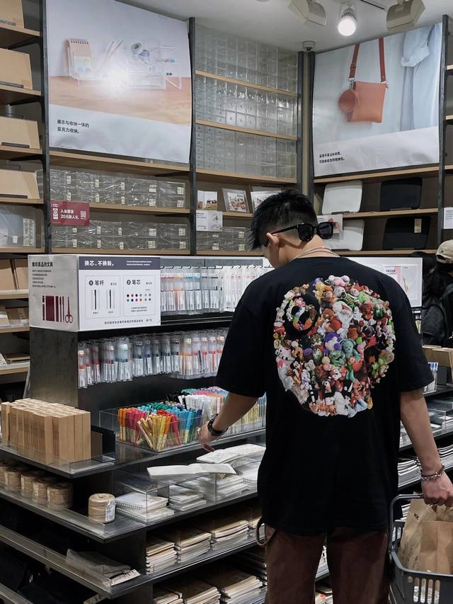 stussy 8号球系列 Ss23 春夏系列 Plush Tee 玩偶图案字母Logo印花宽松圆领短袖T恤 男女同款 采用260克双砂面料 三针五线做工，领口包