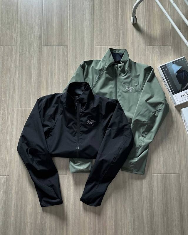 arcteryx新款始祖鸟户外运动轻量化立领防风软壳夹克外套 Solanojacket属Arcteryx中的25系列，户外与日常生活相辅相成，实现了两者的巧妙结