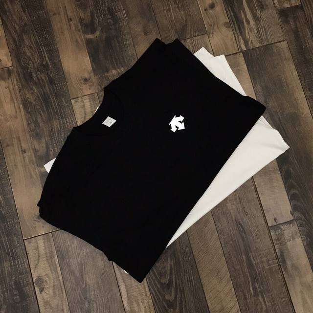 好货上新 迪桑特纯棉贴身超柔软舒适的打底“情绪” 定制客供260克双纱面料细腻柔软舒适 简单Logo点缀承接所有的能量和自己的Style 冬天内搭外面一个羽绒服