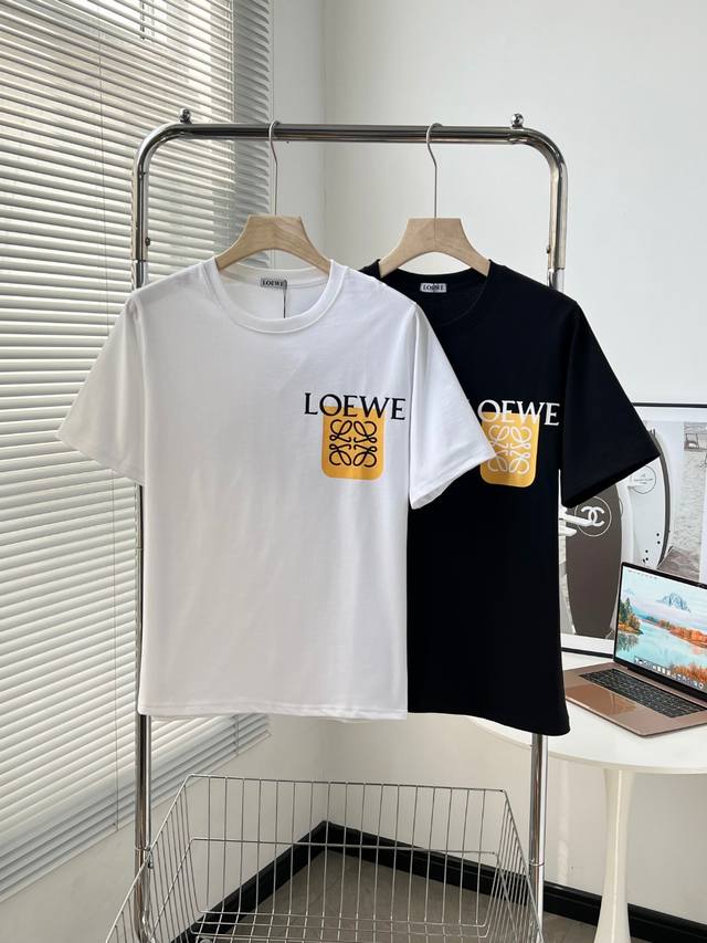 loewe罗意威圆领字母Logo印花T恤 被问800遍！Loewet恤的高级感密码！宝子们，今天必须来分享一下这两款Loewe的T恤！白色纯净如光，黑色神秘深邃