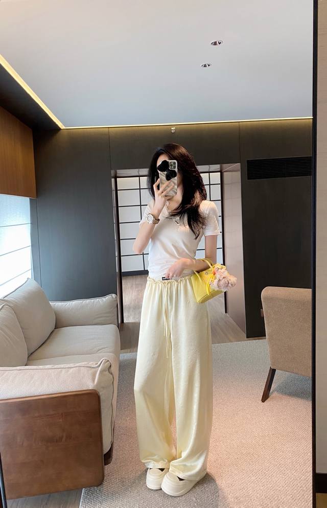 新品上新短袖 裤子115 Miu Miu 缪缪 花边短袖拼接腰头长裤 高级定制 Miumi*缪缪 V领蕾丝修身短袖搭配拼接腰头醋酸长裤 一套吸睛又好看 短袖款号