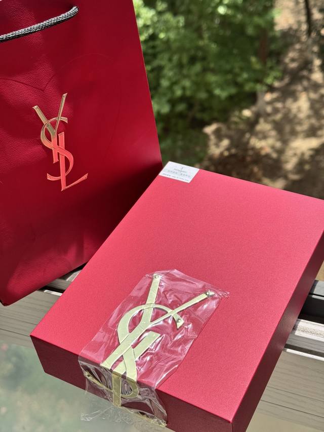 藏不住的赤城爱意，我跨越山海奔赴你，你赤城而来，杨树林这波情怀B格又赢麻了# 杨树林珍爱典藏四支装浮雕礼盒 内含:黑红条21#+黑红条1966#+全红条314#