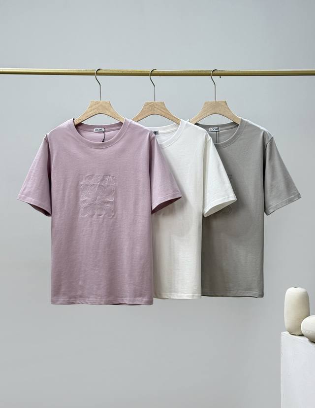 loewe罗意威大Logo刺绣圆领短袖T恤 又被Loewe狠狠拿捏了:柔和粉调，甜美又不失优雅:纯净白色，经典百搭，适配各种风格:低调灰色，高级感拉满。每一种颜