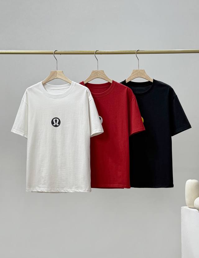 lululemon露露圆领印花T恤短袖 被问N次的T恤最近挖到宝，必须安利的T恤简约大气，经典L0Go自带辨识度随手一搭就很潮。不管是运动风、休闲风，都能轻松拿