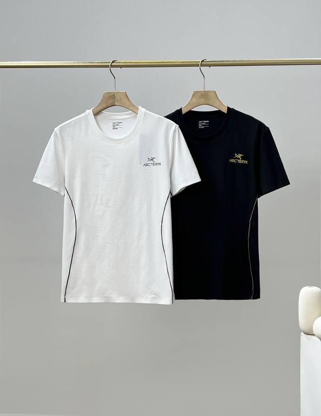 arcteryx*始祖鸟25夏季新款金标印花短袖T恤,简约大气的设计感上身很洋气显瘦内搭外穿都看亲肤透爽男女均可驾驭，打破性别局限性。 颜色:黑色 白色 尺码：