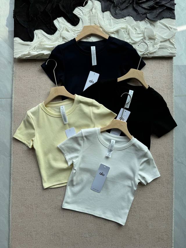lisa同款！Alo Soft Crop Finesse短款短袖T 代购售价790+！Alo家的款式面料绝对不输Lulu啊，要不然在北美也不能吊打Lulu了 辣