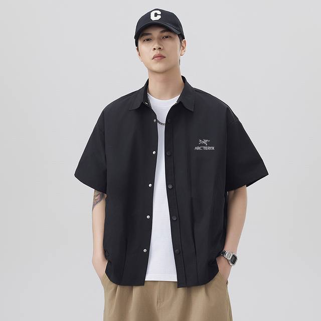 arc’Teryx 始祖鸟休闲短袖衬衫，最新款时髦显瘦，衣服的造型很简单，又不失设计感，简洁的翻领，采用新款面料材质，挺阔有型，超多网红明星上身，可随意搭配，利