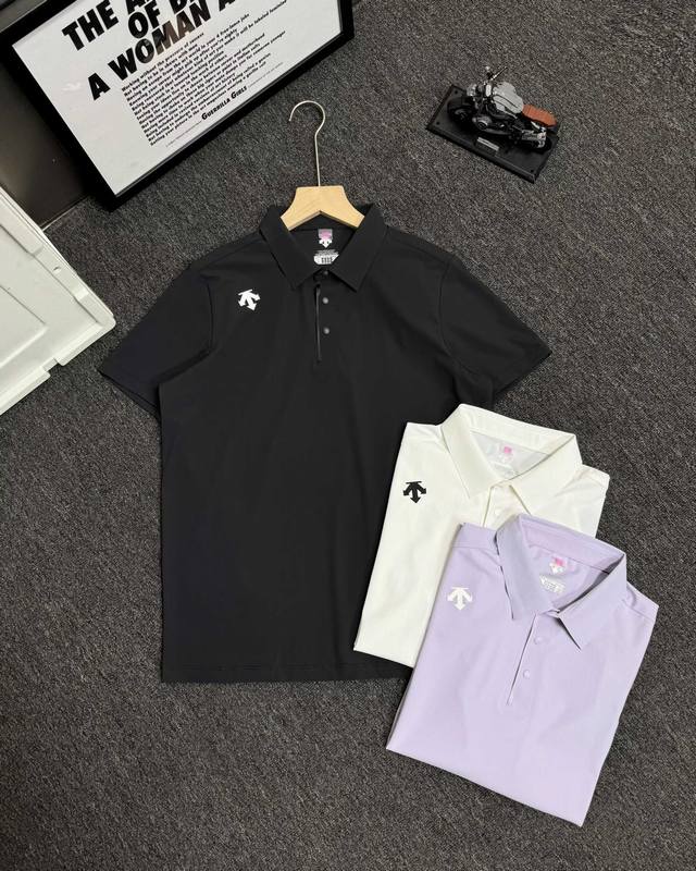 上新 Descente 女款迪桑特夏季新款！高版本，质量很好。经典翻领胸前硅胶小标运动短袖Polo衫。 进口速干精梳珠地面料冰丝凉感亲肤舒爽，不粘身不黏腻！排汗
