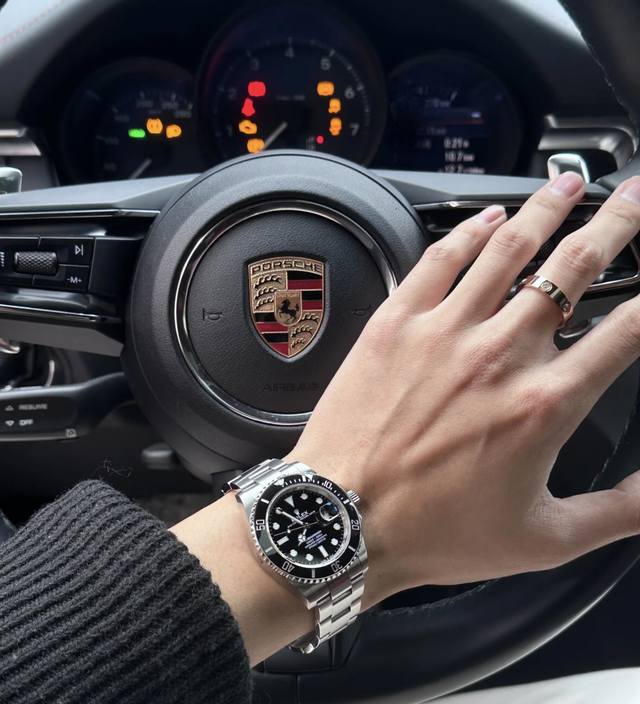 rolex 劳力士 潜航者 黑盘 劳力士黑水鬼经典款男士石英腕表，劳力士男女情侣款手表，精钢表带。一提到手表，人们就会想到劳力士，一提到劳力士，那当然非水鬼莫属
