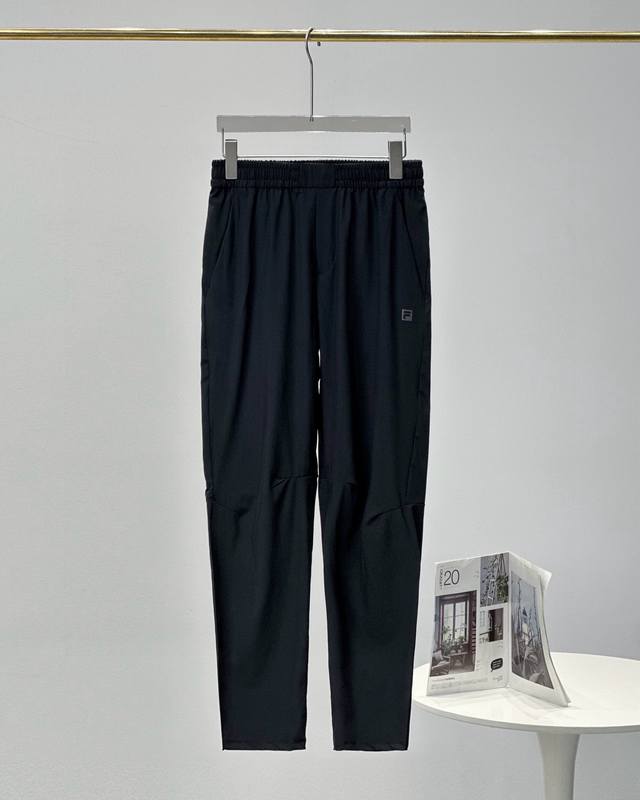 原单Fl 男士梭织长裤 夏季新款，带来卓越舒适体验！ 这款高品质的 原单Fl 男士梭织长裤是 夏季的流行款式，能够为你带来无与伦比的舒适感受！ 作为一款高级男士