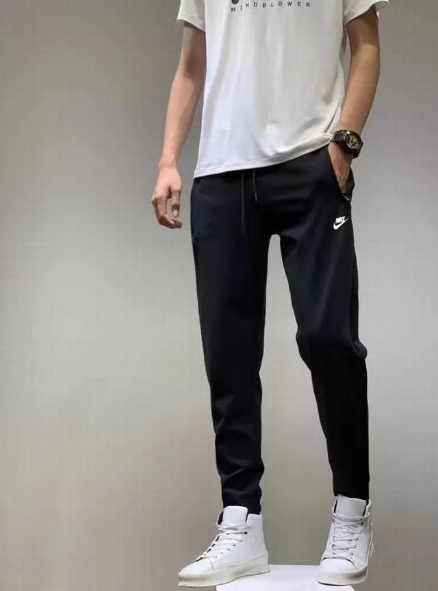 n*K秋款卫裤上新！！商务休闲修身带弹力长裤 Nike 耐克19新款男士运动休闲长裤卫裤 立体修身剪裁 勾勒运动曲线 轻松无负担 经典的耐克运动元素，采用拉链口