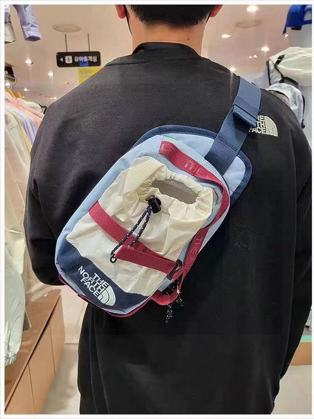北面腰包斜挎包。专柜在售款！可以当作斜跨包！胸包！质量很好 外口袋可以装水壶的设计！包虽看着小但用处大 ，出游必备！！亲们赶紧入一个吧！ 颜色：黑色 卡其 蓝米