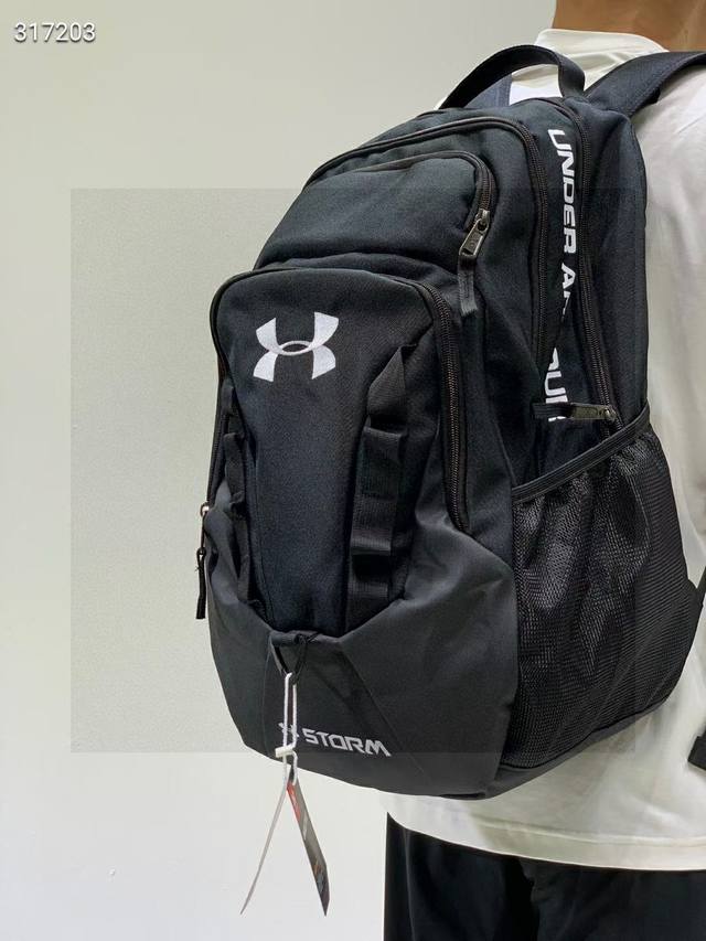 上新！！ 出口订单 安德玛砖柜款休闲双肩包背包 安德玛 Under Armour 双肩包背包 书包 地地道道原的单货！出口外国订单！！国外柜专在售500+以上！