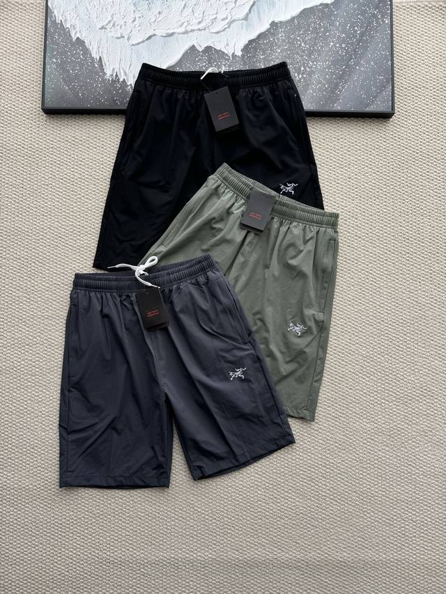 arc’Teryx 始祖鸟 新款休闲运动速干短裤！功能性专业冷感提花冰丝黑科技面料亲肤舒适吸汗速干透气！3D立体压胶！百搭款！这是一款上身后就不想在脱下来的速干