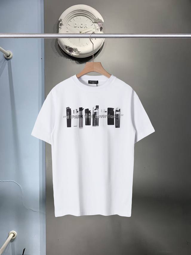 顶级版本 巴黎世家Balenciag 2025Ss春夏季 新款 Blcg打火机烫钻印花运动短袖T恤男女同款！ 工艺说明：采用21支精梳赛络纺纱，对板定织加密加厚