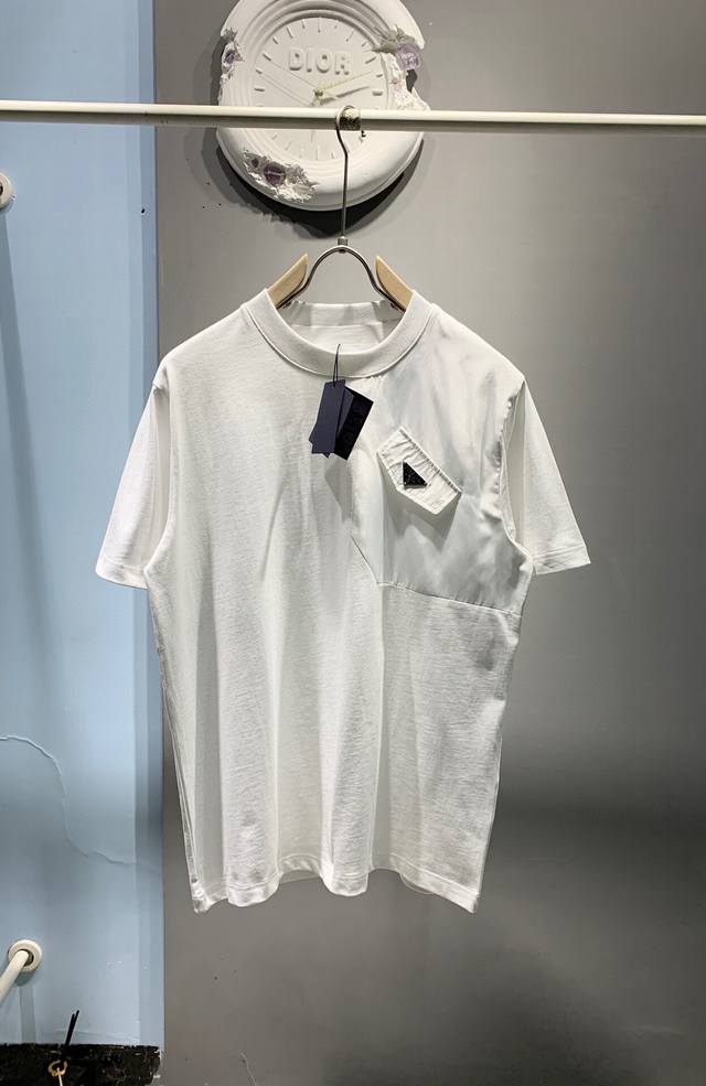 新款 Prada 普拉达，2025 Ss春夏新款 针梭织拼接口袋三角标圆领短袖T恤男女同款 本款T恤采用全棉平纹面料打造，再洗水定型，克重300，针织面料和梭织