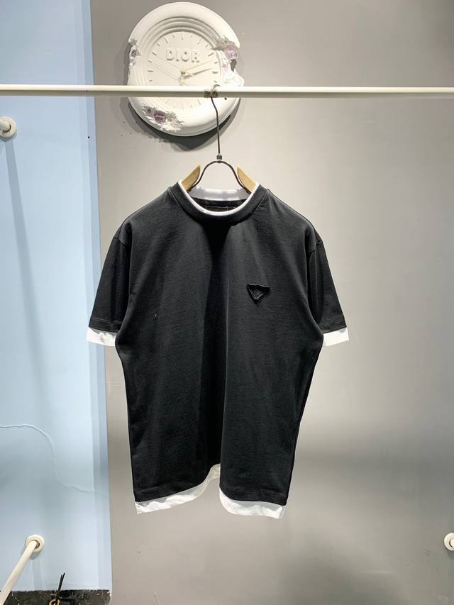 新款 Prada 普拉达，2025 Ss春夏新款三角标刺绣双层次对比色 圆领短袖T恤男女同款 本款T恤采用全棉平纹面料打造，再洗水定型，以层次感和对比色重新演绎