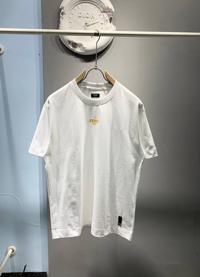 新款 顶级版本 Fendi 芬迪 2025芬迪春夏季新款 Fendi Roma金色印花 圆领短袖T恤男女同款！ 本款T恤采用全棉平纹面料打造，再洗水定型，正面饰