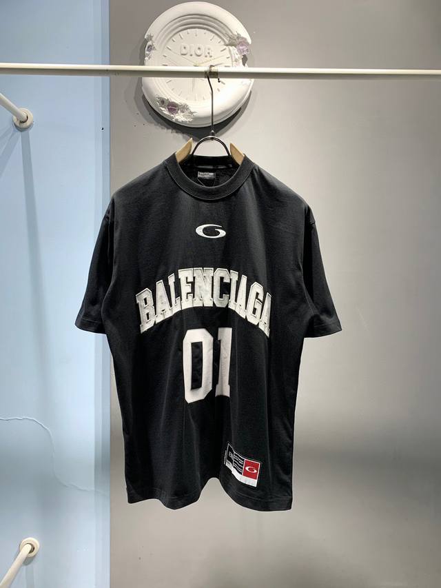 新款 顶级版本 巴黎世家Balenciag 2025Ss春夏季 新款 Blcg刺绣+01印花运动短袖T恤男女同款！ 本款T恤采用全棉平纹面料打造，再洗水定型工艺