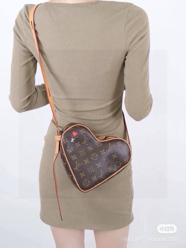 lv Game On 爱心包 这款七夕设计图案超级丰富 经典老花搭配可爱心形 少女心爆棚 深棕色的老花很好的平衡了爱心包的可爱感 给人一种恰到好处的甜酷风格 上