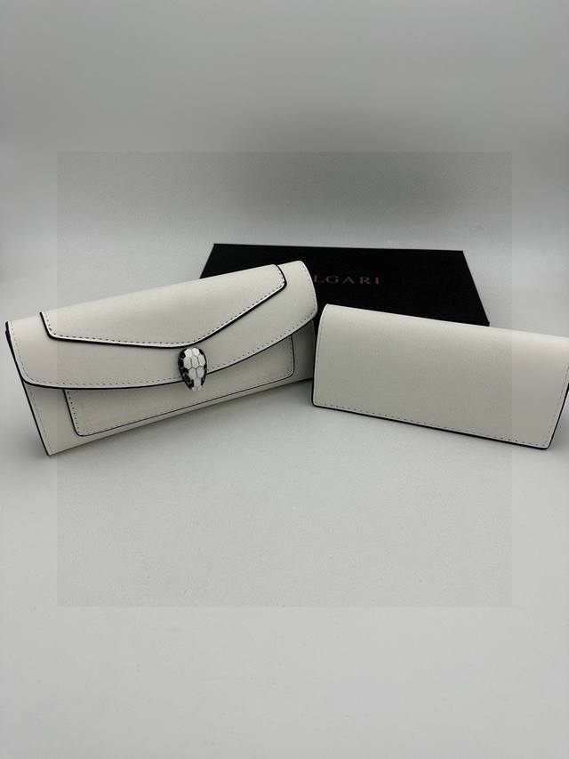 bvlgari 宝格丽蛇头子母折叠钱夹 生活不一定要很酷，但一定要有态度 备个钱包还是很有必要的 随身的包包里一定要放一个钱包，方便小物品归类 即使出门没带包，