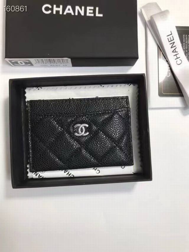 chanel 香奈儿鱼子酱卡包 金 银 两色可选 共三个卡位+一个零钱位 可放身份证、银行卡等各种卡 给你的卡安一个家 再也不用在包包里翻来覆去的找卡了 强烈推