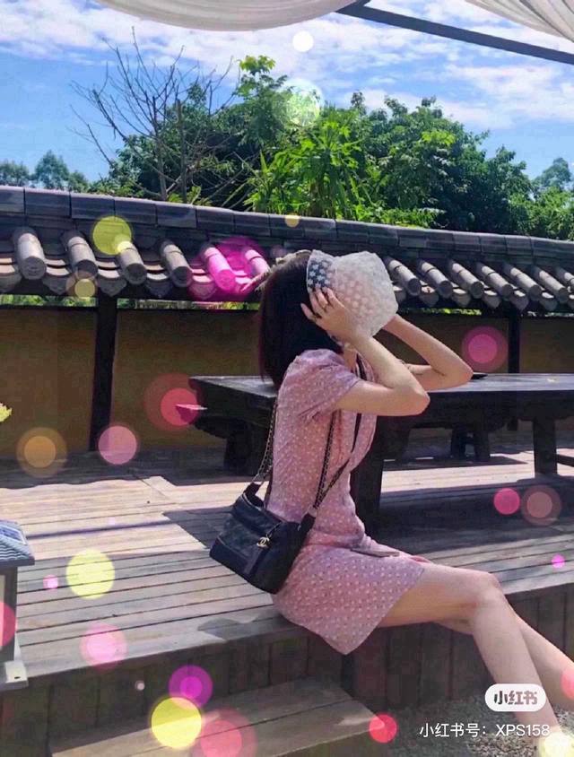 chanel 香奈儿流浪包黑色 由老佛爷亲自操刀设计，受娱乐圈女明星刘雯、赵丽颖、迪丽热巴、欧阳娜娜等钟爱的这款 Chanel 流浪包，究竟有什么特别之处？ 黄