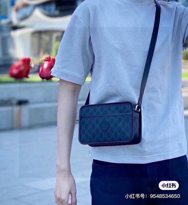 gucci 古驰Retro 黑色相机包 吴磊弟弟同款 经典老花元素，满满的Gucci风 有了它，其它相机包瞬间不香了 比烂大街的虎头包更耐看 方正正的包形很好搭
