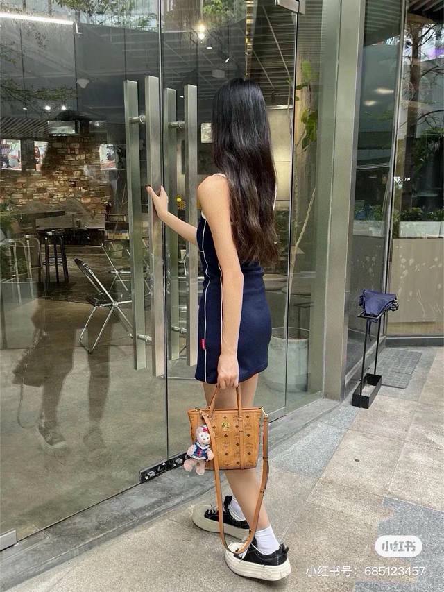 mcm菜篮子，送小狗挂件 小红书超火经典复古不老气，相对轻雾粉更显质感，凸显生机活力。 入手之后绝对爱不释手！小巧轻便，容量还大，足以装下女生出门的整个小世界：