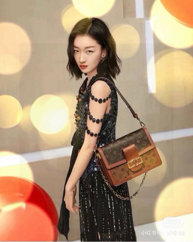 lv 达芙妮大号 Dauphine “达芙妮”，浪漫又好听的名字 这只包从面世到现在，热度持续了四年多 完全可以加入大家的“经典款”Lv包包清单 经典控必收，颜