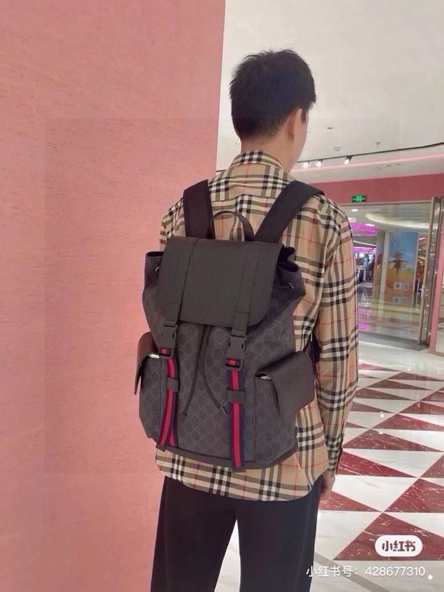 gucci 古驰双肩包 这款无疑是Gg家最火的一款双肩包了，颜值＋性价比，绝对值得入手！ Gg 图案以不寻常的黑色和灰色组成，并配有织带和黑色皮革饰面，经典的印
