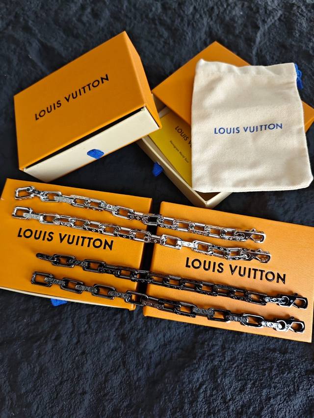 louis Vuitton Lv 金属铭刻古巴竹节手链 男女同款情侣款 黑色 银色 抒写品牌经典的元素 于细节之处彰显精湛工艺 喜欢潮流的你可千万不要错过这款时