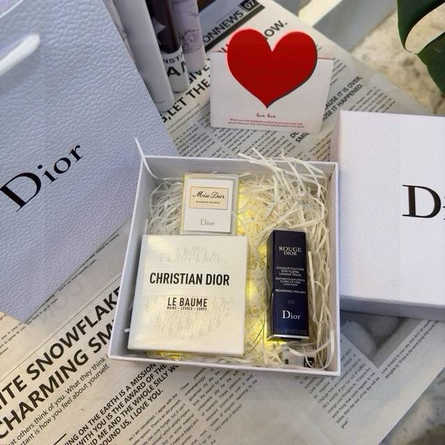 dior全能霜丝绒999甜心礼盒 高定礼盒 情人节对爱的人大胆表白。丝毫不掩饰自己心中的爱意，只想让自己的心声被对方所聆听。这才是彻底而完整的爱的抒怀。 这些美