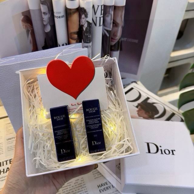 dior千鸟格999丝带720礼盒 高定礼盒 情人节对爱的人大胆表白。丝毫不掩饰自己心中的爱意，只想让自己的心声被对方所聆听。这才是彻底而完整的爱的抒怀。 这些