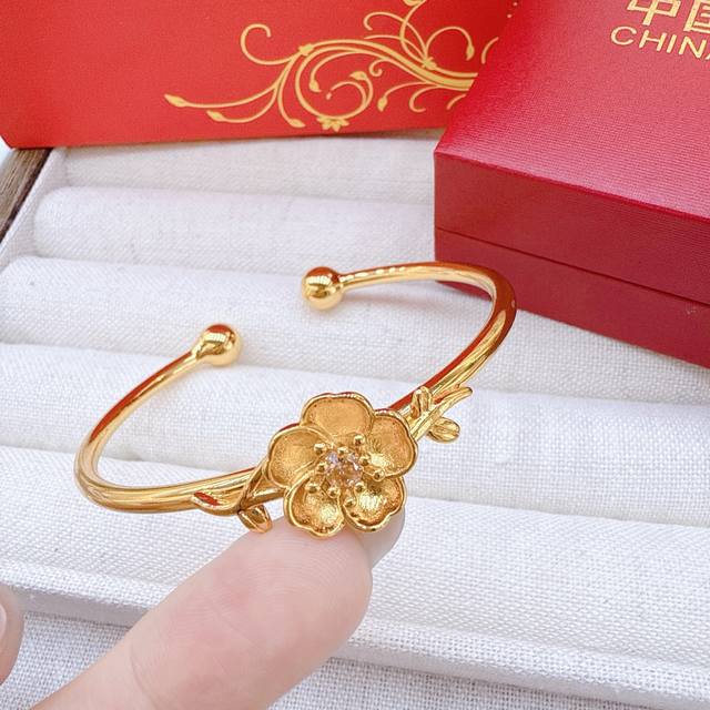 粉钻桃花开口手镯 招桃花必备！中国黄金小桃花黄金手链姐妹们！最近挖到一款神仙黄金搭配！直接戳爆我的少女心！桃花+黄金手镯的绝妙组合，不仅日常百搭，连玄学党都直呼