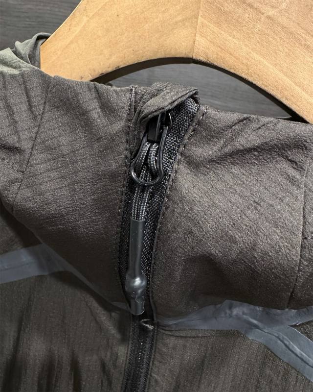 细节图 Arcteryx始祖鸟 System A系列 Dro P30 Moroz Shell Jacket Logo风壳印花连帽全压胶夹克防晒服外套 高质量全压