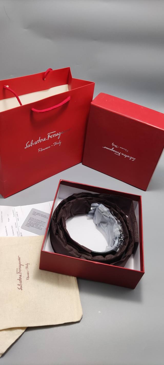 上新 菲拉格慕Ferragamo男士头层牛皮针扣腰带 原装包装盒！ 精选头层牛皮！哑光黑 无Logo版 自动扣 尺寸：110、115、120、125Cm