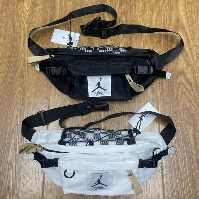 air Jordan Aj乔丹草写Logo户外运动休闲旅游多功能腰包胸包单肩包斜挎包 颜色：黑色 白色 尺寸：39X17X09 Cm 1811