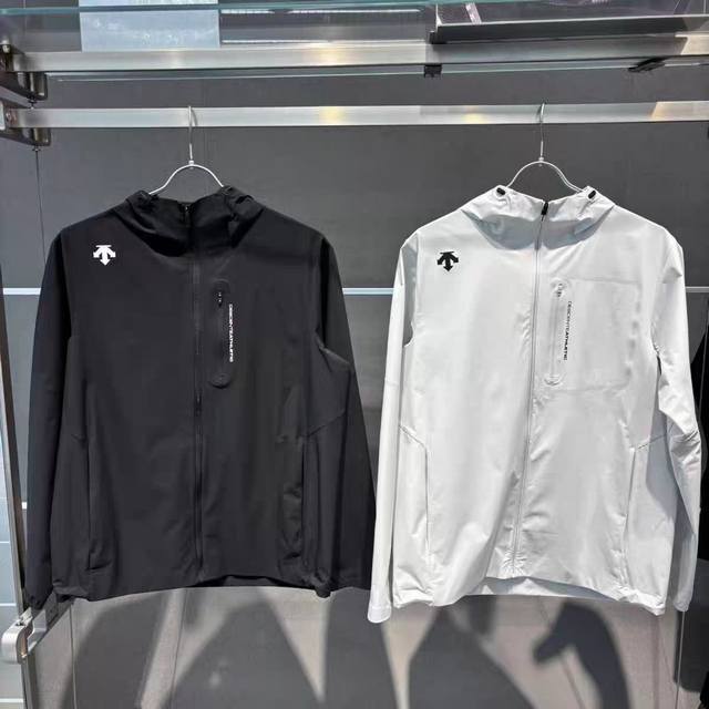 供 。迪桑特平替机能防晒衣 颜色：黑色，灰白，果绿 尺码：M-3Xl 面料： %Pet纤维 迪家平替！夏季新款男士运动休闲防晒衣外套 无痕压胶工艺，机能风衣男款