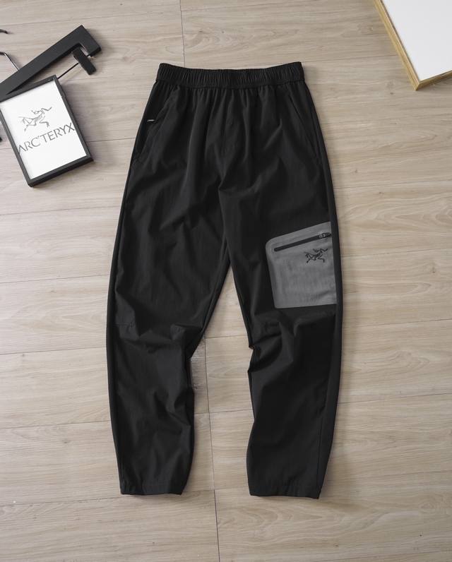 薄款 供 。 Arc'teryx 始祖鸟户外防泼水休闲透气薄款机能长裤 鸟家户外速干机能3D立挺防泼水轻薄拉链长裤户外顶级巨献 最牛逼的性价比，献给爱户外生活的