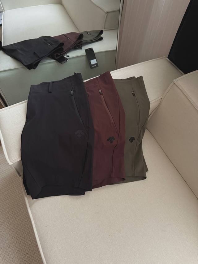 供 迪桑特 Dualis系列 男士机能户外与城市休闲于一体的超强男士梭织速干短裤 面料全是原版1:1复刻全身压胶工艺 商务休闲完美走起，好货来的有点迟， 拿到手