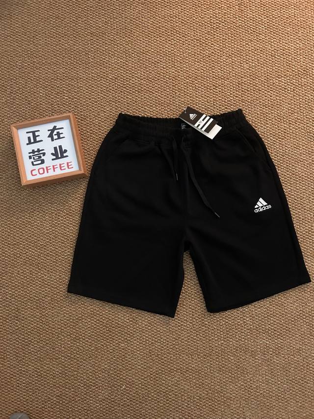 adidas '阿迪 夏季最新款基础黑色五分休闲短裤 采用重磅华棉面料，触感柔和、垂感强，穿着体验感好 4-5级水洗色牢度不易褪色 面料采用水洗印染工艺 水洗不