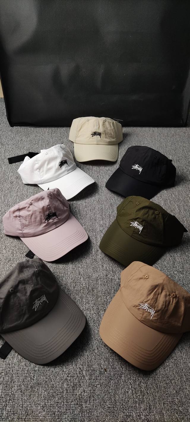上新 Stussy 斯图西超薄速干金属尼龙棒球帽鸭舌帽 材质：尼龙纤维 工艺：超薄、速干 7色齐发 吊牌全 颜色 黑色、灰色、绿色、白色、卡其色、深咖色、粉色