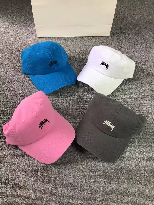 上新 Stussy Stock Low斯图西刺绣徽标鸭舌帽 材质：精梳棉 尺寸：大小可调节 灰色、米白色、白色、粉色、蓝色 注意！！米白色也有货 5色齐发