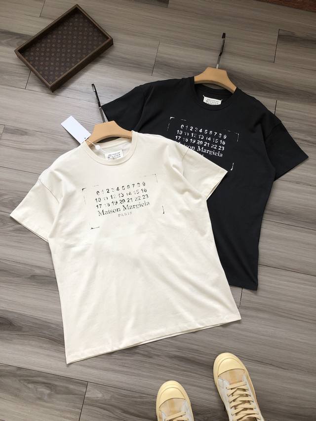 maisonmargiela丨 马吉拉 数字字母Logo复古印花 男女款圆领短袖T恤. 颜色：水洗白 水洗黑黑. 面料：定织定染原版纯棉平纹面料. 工艺：水性丝